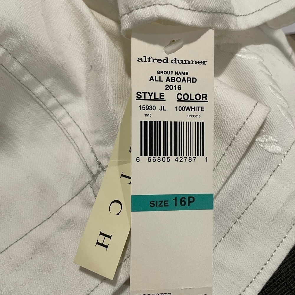 Alfred Dunner women’s Denim stretch white Jean Jacket. Size petite 16 . - Picture 8 of 8